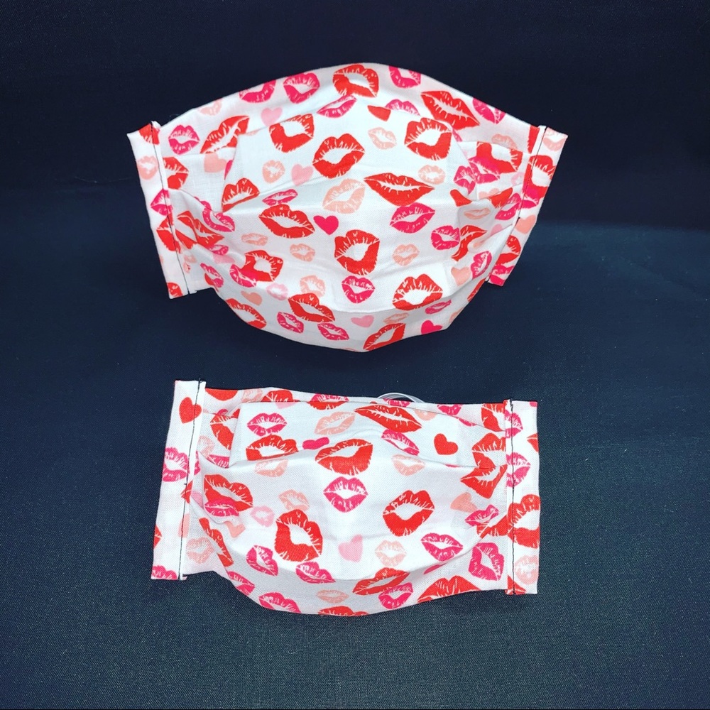 Lips hand hearts facemask